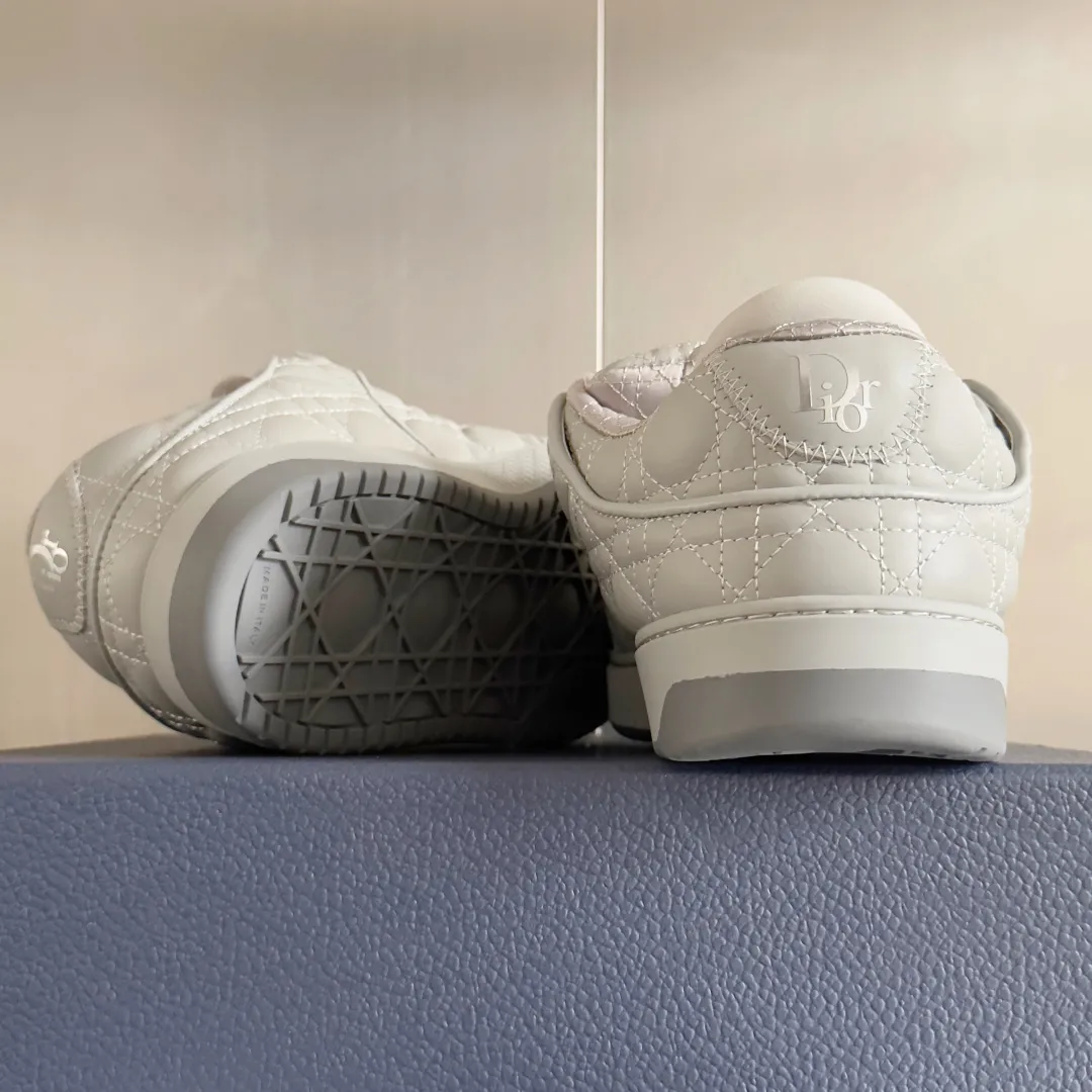 [DIOR] P: 820💰 Men's 39-44. (Male 38. 45. Customized) Dior Dior B9S series top version bread shoes casual sports shoes skate shoes original purchase development and production This new B9S skateboard sneakers are inspired by skateboarding and Dior's high-order spirit. Crafted from navy blue cotton tweed, the classic cannage pattern is reinterpreted with grained calfskin details in homage to Dior's savoir-faire. Padded tongue and technical fabric leg provide ideal comfort. Iconic details abound throughout the design, such as the Dior signature on the heel and tongue, cannage-patterned panels, and the rubber Dior Charm signature on the side inspired by the Dior logo. The rubber soles engraved with Oblique printing with a gradient effect are more refined and can add a high-end temperament to various looks. Exquisite packaging at the delivery counter🛍📦 ▪️Fabric: Original customized first-layer cowhide + tweed ▪️Inner lining: Customized breathable lining ▪️Outsole: Original open-molded anti-slip TPU material ▪️Sole thickness: 3.5CM.